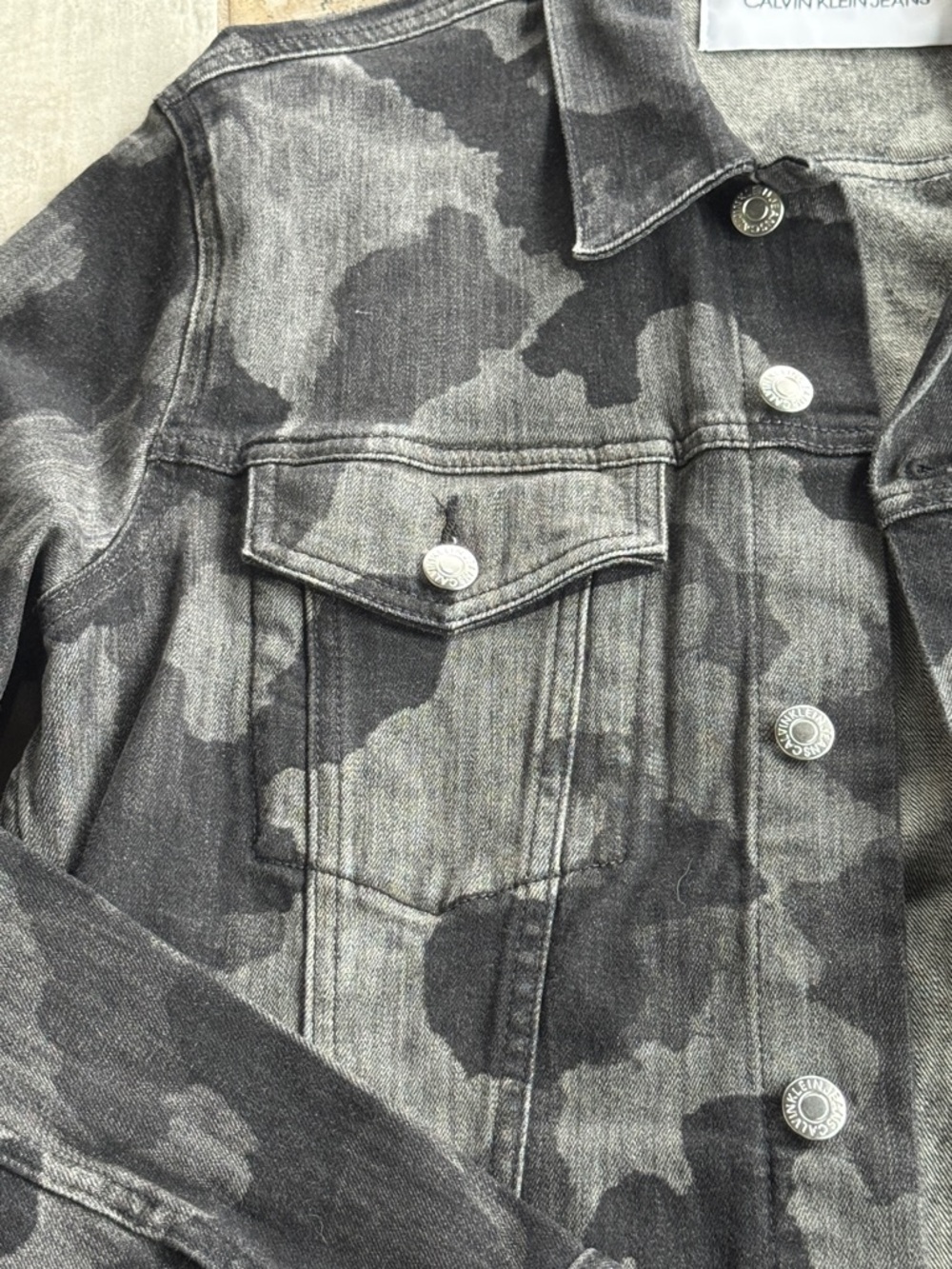 NWT Calvin Klein Men’s Black Camouflage Denim Jacket Trucker Style Medium - Picture 4 of 5